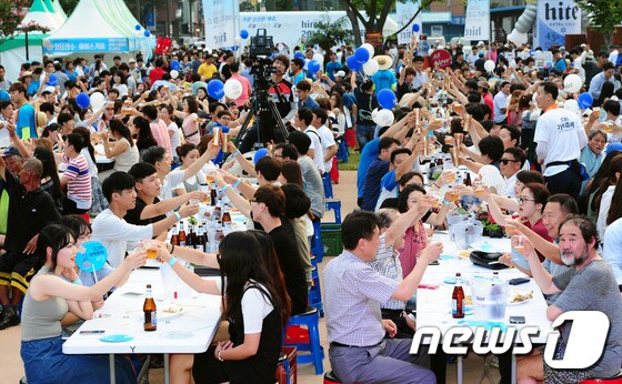전북 전주 가맥축제에 모인 사람들/뉴스1 DB © News1 문요한 기자
