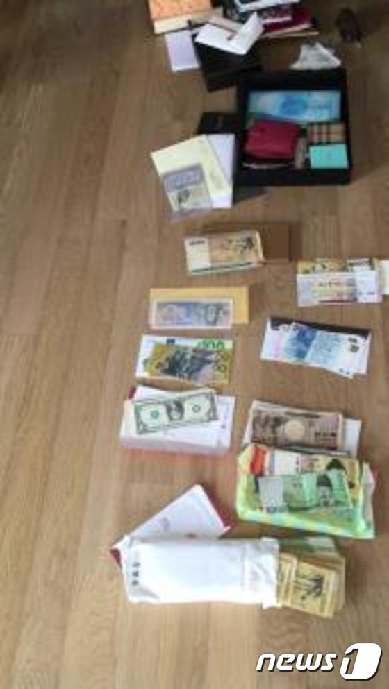 피의자 권씨의 거주지 금고 안에서 발견된 7000만원 상당의 현금과 외화, 백화점 상품권. (부산지방경찰청 제공)© News1