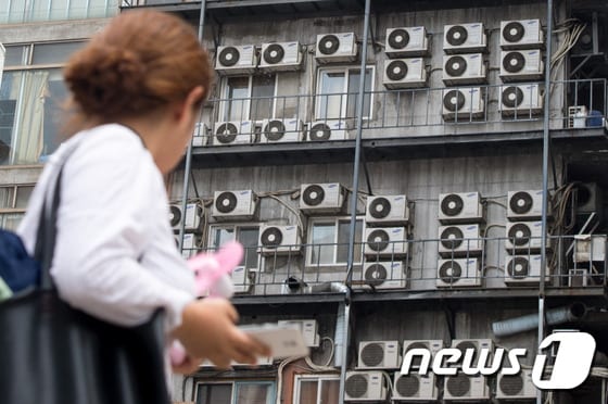 건물 외벽에 설치된 에어컨 실외기./뉴스1 © News1 유승관 기자
