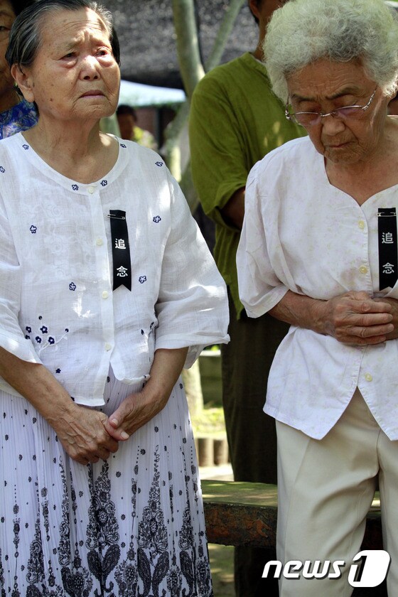 6일 오전 경남 합천군 원폭피해자복지회관 위령각에서 열린 71주기 한국인 원폭 희생자 추모제에 참석한 피해자 할머니들이 71년 그날을 기억하며 추모 하고 있다.2016.8.6/뉴스1 © News1 이철우 기자
