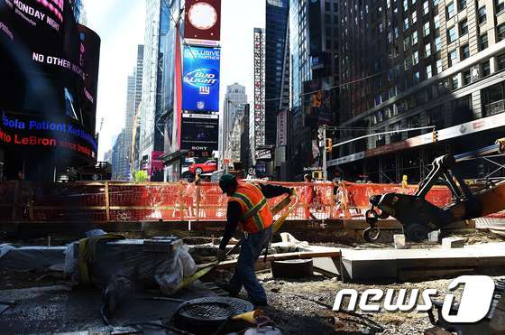 뉴욕 타임스퀘어 앞 도로 공사장. © AFP=뉴스1