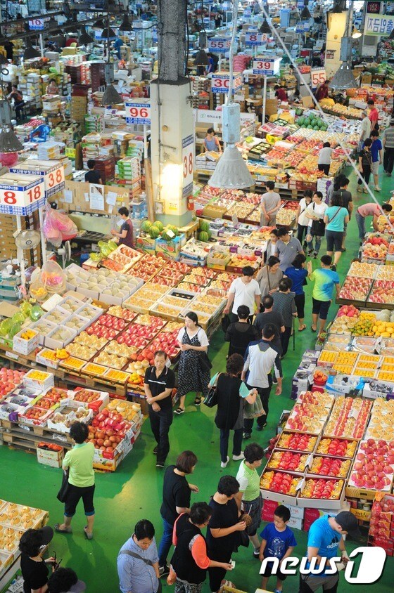 부산 해운대구 반여 농산물시장에서 시민들이 과일을 구매하고 있다.