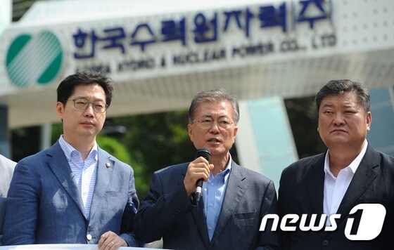 문재인 대통령(가운데) © News1 여주연
