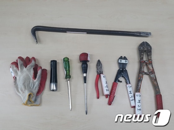 서울 강동경찰서는 치과병원을 돌며 38차례에 걸쳐 1억2000여만원을 훔친 혐의(상습절도)로 정모씨(37)를 구속했다고 밝혔다. 정씨의  범행에 쓰인 도구들. (서울 강동경찰서 제공) © News1