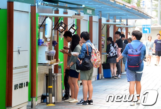 서울 동작구 노량진 컵밥거리에서 수험생들이 컵밥으로 끼니를 때우고 있다. /뉴스1 © News1