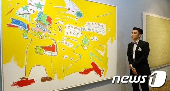 빅뱅 탑(최승현)이 19일 서울 중구 신라호텔 영빈관에서 '소더비(Sotheby's) 이브닝 경매 #TTOP' 개최를 앞두고 열린 전시 투어에서 쟝 미쉘 바스키야(Jean-Michel Basquiat)의 작품을 바라보고 있다. 2016.9.19/뉴스1 © News1 황기선 기자