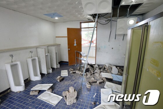 지난해 9월 발생한 경주 지진으로 한 초등학교 화장실 천장이 주저앉은  모습 © News1 이종현 기자