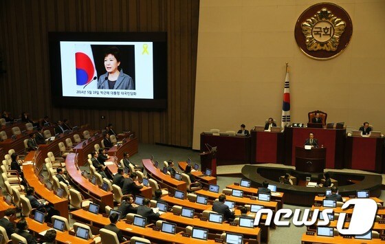 세월호 참사 대국민담화 사진 띄운 박주민 의원
