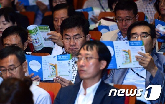 국민권익위원회 직원들이 김영란법 주요내용에 대한 안내책자를 살펴보고 있다./뉴스1 © News1