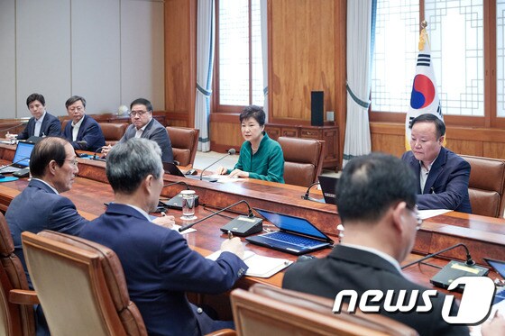 박근혜 대통령이 청와대에서 수석비서관회의를 주재하는 모습. (청와대 제공) © News1 이광호 기자