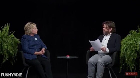 힐러리 클린턴 미국 민주당 대통령후보가 22일(현지시간) 인터넷 토크쇼 '비트윈 투 펀스'에 출연했다. (유튜브 캡처) © 뉴스1