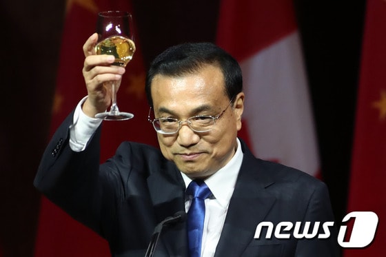 리커창 중국 총리가 한 행사에서 건배를 제의하고 있다. © AFP=뉴스1 © News1  자료사진 