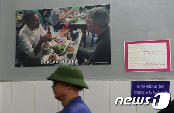 베트남 하노이 분짜 식당 냐항흐엉리엔의 벽면에 식사하는 버락 오바마 미국 대통령이 사진이 붙어 있다.© AFP=뉴스1