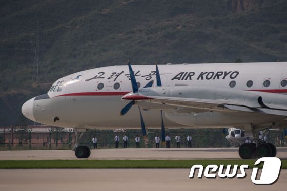 24일 '원산 국제친선 항공축전'이 열리고 있는 북한 원산 갈마비행장 활주로에 북한 국영항공사 고려항공의 일류신(IL)-18 여객기가 착륙해 있다. © AFP=뉴스1