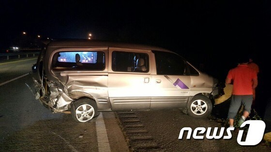 24일 오후 10시 50분께 대전통영고속도로 독산터널 부근에서 스타렉스 승합차가 타이어가 터지면서 중앙분리대를 들이 받아 타고 있던 9명 중 1명이 숨지고 7명이 경상을 입었다© News1
