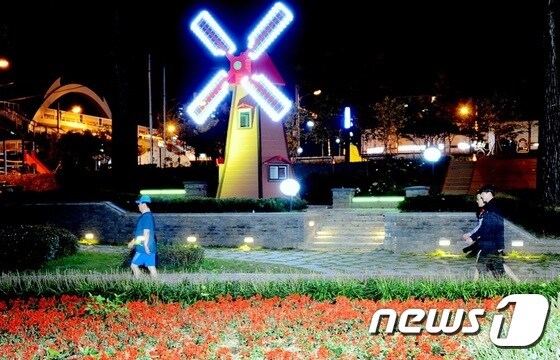 충북 증평군 보강천 ‘미루나무 숲 물빛공원’ 야경.(증평군청 제공)© News1