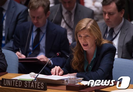 사만다 파워 유엔주재 미국 대사가 25일(현지시간) 미국 뉴욕 유엔본부에서 시리아 사태를 논의하기 위해 긴급 소집된 회의 도중 발언하고 있다. © AFP=뉴스1