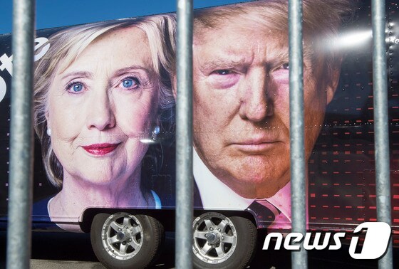 미국 민주·공화 양당 대선후보인 힐러리 클린턴과 도널드 트럼프의 이미지가 담긴 차량.  © AFP=뉴스1
