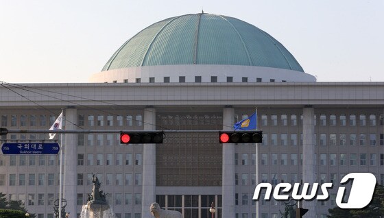 26일 오후 서울 여의도 국회 앞에 신호등에 빨간불이 켜져 있다. 20대 국회 첫 국정감사는 여당 의원들이 불참하면서 파행으로 시작됐다. 2016.9.26/뉴스1 © News1 손형주 기자