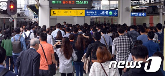 서울 영등포구 신도림역에서 시민들이 서둘러 출근을 하고 있다. 2016.9.27/뉴스1 © News1 김명섭 기자
