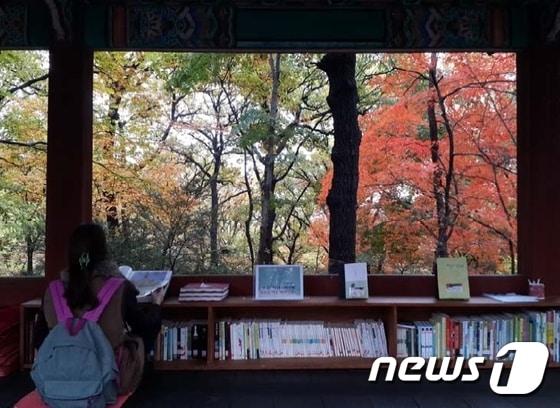 2015년 창덕궁 취규정에서 '후원에서 만나는 한 권의 책' 행사 모습. 문화재청 제공 © News1