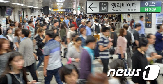 서울 영등포구 신도림역에서 시민들이 서둘러 출근을 하고 있다(자료사진). 2016.9.27/뉴스1 © News1 김명섭 기자