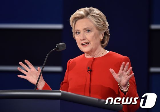 2016년 미국 대선 첫 TV 토론에서 당시 민주당 힐러리 클린턴 후보가 발언하고 있다.© AFP=뉴스1 © News1 우동명 기자