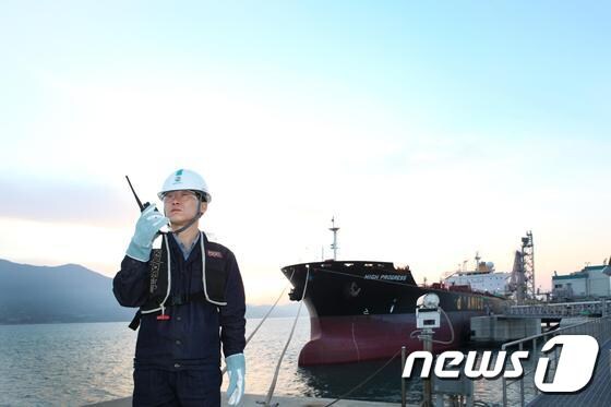 GS칼텍스 직원이 EDM 3급 유조선에 자사의 상품을 수출선적하고 있다. © News1