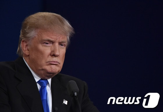 26일(현지시간) 미국 뉴욕 헴프스테드의 호프스트라대에서 열린 대선 1차토론에 참석한 도널드 트럼프가 토론 중 뚱한 표정을 짓고 있다. © AFP=뉴스1