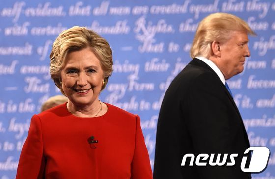 힐러리 클린턴 미국 민주당 대통령 후보(왼쪽)와 도널드 트럼프 공화당 후보가 26일(현지시간) 올해 대선 판도를 흔들어놓을 수 있는 1차 TV토론을 벌였다. © AFP=뉴스1