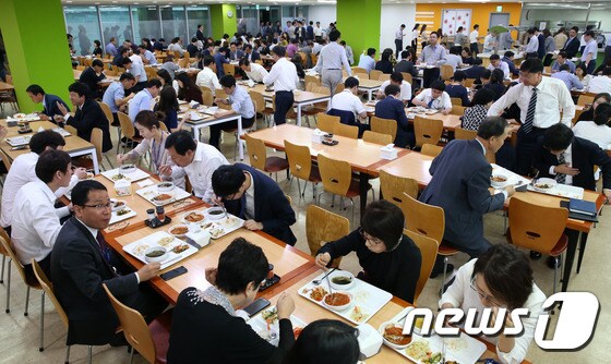 김영란법 첫날 '붐비는 국회 구내식당'