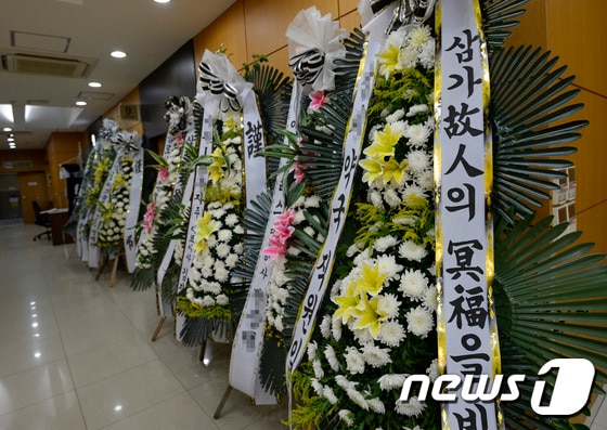 28일 서울 시내의 한 장례식장에 근조화환들이 놓여있다.(사진은 기사와 관련 없음).  2016.9.28/뉴스1 © News1 안은나 기자