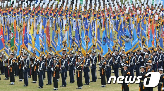 1일 충남 계룡대에서 열린 건군 68주년 국군의날 기념식에서 국군장병들이 도열하는 모습 © News1 주기철 기자