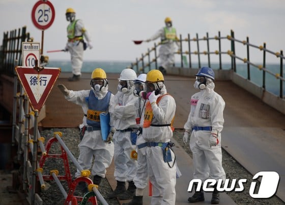 지난 2월 일본 후쿠시마 제1원자력발전소 부지 내에서 방사능 방호복을 입고 작업 중인 근로자들. © AFP=뉴스1