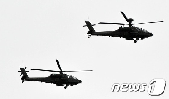 1일 열린 건군 68주년 국군의날 기념식에서 아파치 가디언(AH-64E)헬기가 편대비행을 하고 있는 모습 © News1 주기철 기자