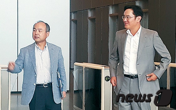 손정의 소프트뱅크 회장(왼쪽)과 이재용 삼성전자 부회장(오른쪽) 2016.9.29  /뉴스1