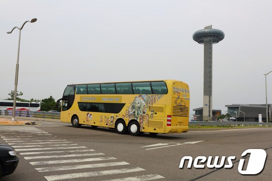 안산 시티투어의 명물인 황금색 2층 버스/© News1