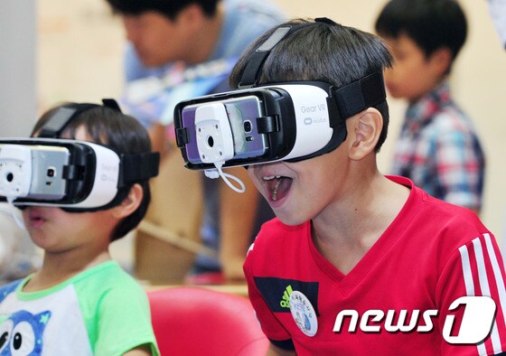 지난해 9월 대구 엑스코에서 열린 '2016 대구과학축전'을 찾은 학생들이 가상현실(VR)체험하는 모습/뉴스1 © News1
