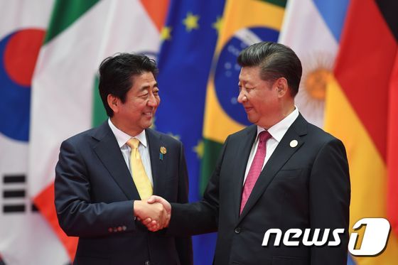 아베 신조  일본 총리와  시진핑 중국 국가주석이 2016년 중국 항저우에서 열린  G20 정상회의에서 악수하고 있다.  © AFP=뉴스1 © News1