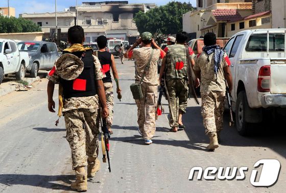 리비아 통합정부를 지지하는 민병대가 리비아의 이슬람국가(IS) 거점인 시르테에서 이동중이다. © AFP=뉴스1