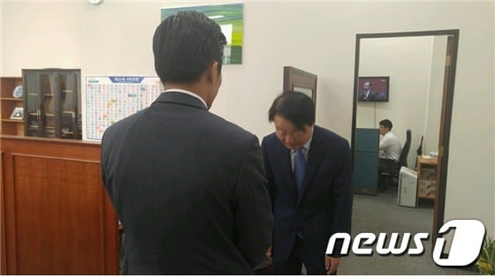 한선교 새누리당 의원이 5일 국회의장실 경호경찰관에게 찾아가 사과했다.© News1