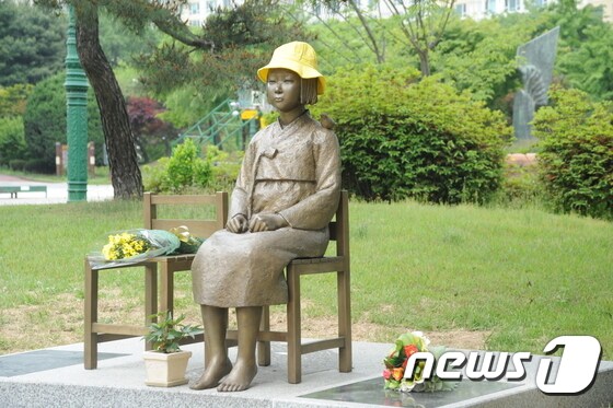 경기 수원시청 앞 올림픽공원 내 평화의 소녀상. © News1