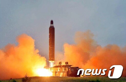 지난 6월23일 북한이 공개한 '중장거리 전략탄도로케트 화성-10 (무수단 미사일)의 시험발사 사진. (뉴스1 DB) 2016.9.5/뉴스1