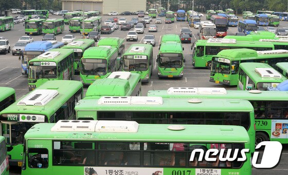 6일 오후 서울 은평 버스공영차고지에 버스들이 주차 돼 있다.  2016.9.6/뉴스1 © News1 황기선 기자