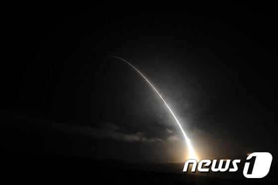 미국 공군이 지난 9월 캘리포니아 주 반덴버그 공군기지에서 대륙간탄도미사일(ICBM)인 '미니트맨 Ⅲ' 1발을 모의 탄두를 장착해 시험 발사했다. (출처 : 미국 공군) © News1