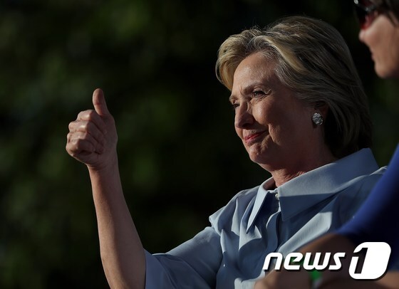 힐러리 클린턴 민주당 대통령 후보가 지지자들을 향해 엄지손가락을 들어올리고 있다. © AFP=뉴스1