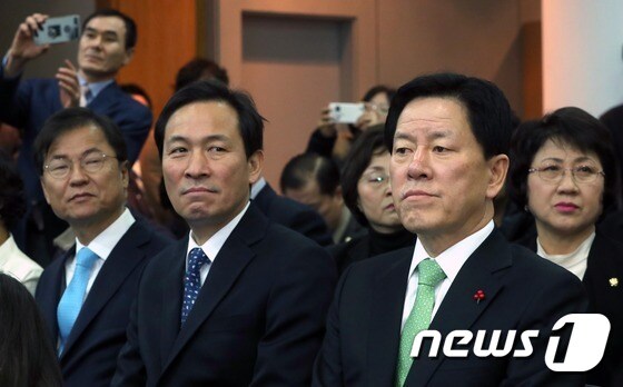 우상호 더불어민주당 원내대표(왼쪽)와 주승용 국민의당 원내대표. /뉴스1 © News1 송원영 기자