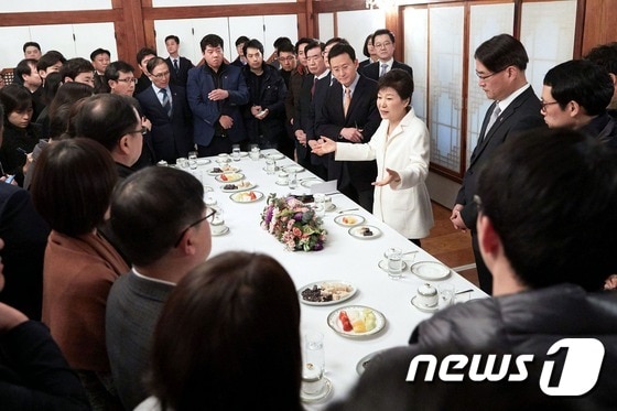 박근혜 대통령이 1일 청와대 상춘재에서 출입기자단과 신년 인사회를 하고 있다.(청와대 제공)2017.1.1/뉴스1 © News1 이광호 기자