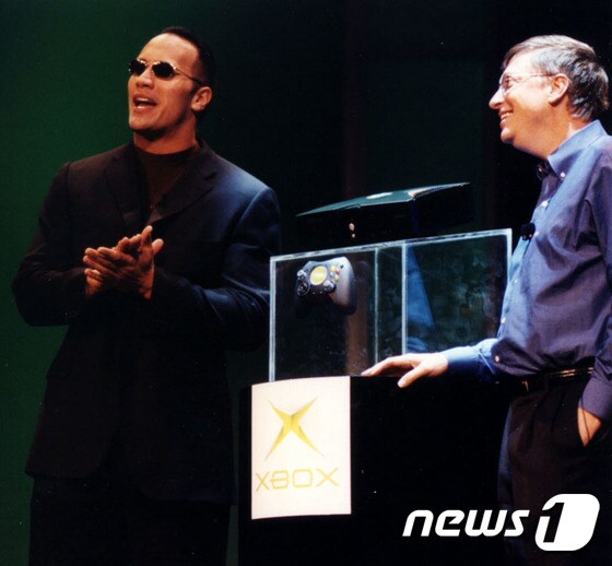 마이크로소프트 창업자 빌 게이츠가 2001년 CES 무대에 올라 '엑스박스' 신제품을 소개하고 있다. (CES 제공) © News1