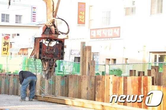 한국환경공단이 논산시 취암동 에 우수암거 교체 작업을 하기 위해 시트타일 박는 작업을 하고 있다.© News1